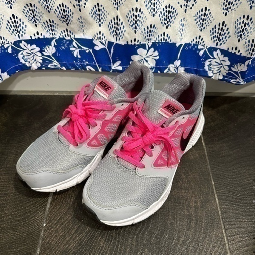 Nike Downshifter 6 Gray Pink women size 6 (4Y)
Condition 9/10 no flaws deadstock